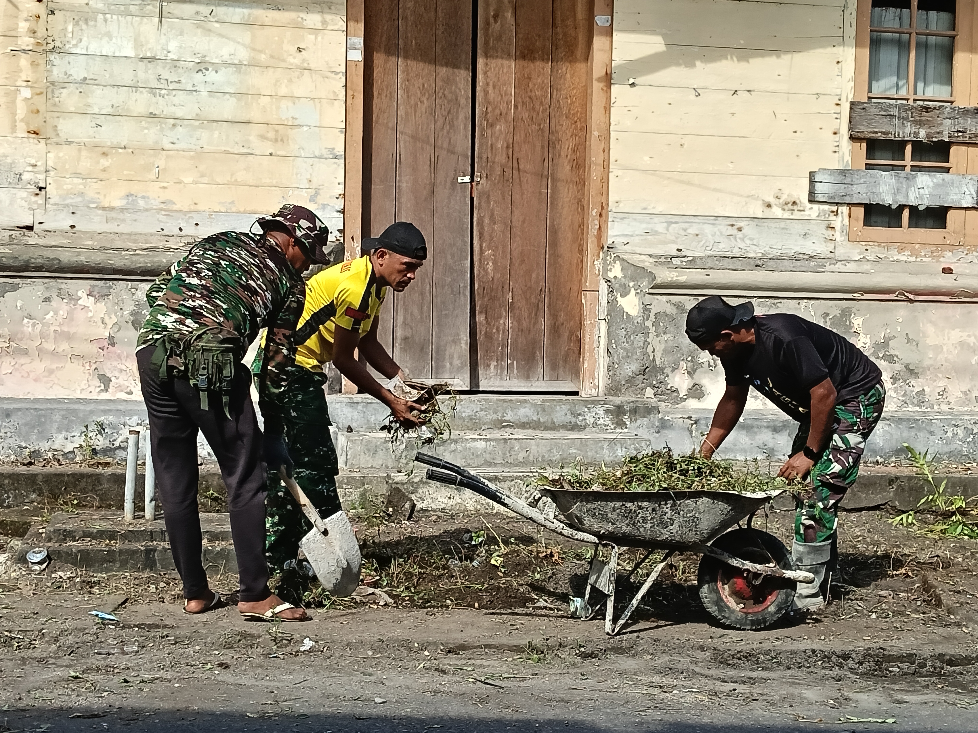 PEDULI LINGKUNGAN, KORAMIL 1502-01/BANDA PEMBERSIHAN EKS KANTOR PT. PALA BANDA PERMAI